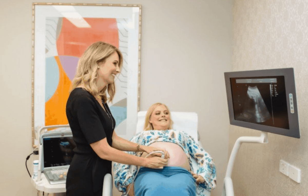 Doctor check pregnent women belly